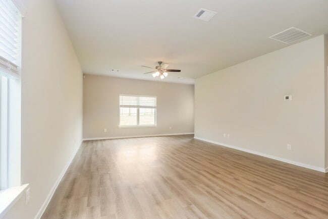 Photo - 567 Dalloway St