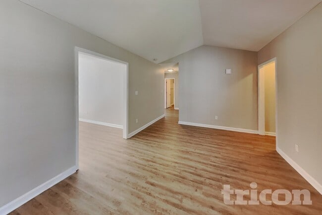 2112 McKinnon Dr