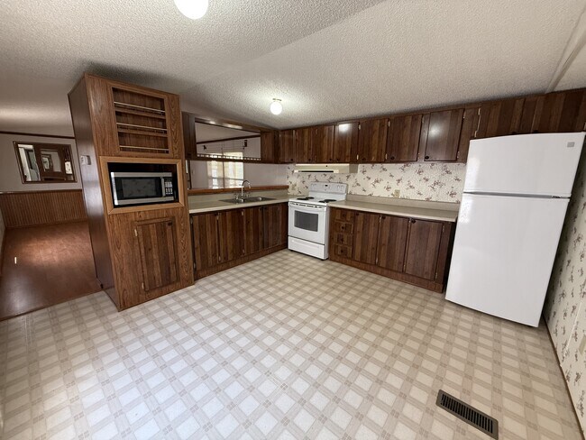 Photo - 147 Hiatt Ln