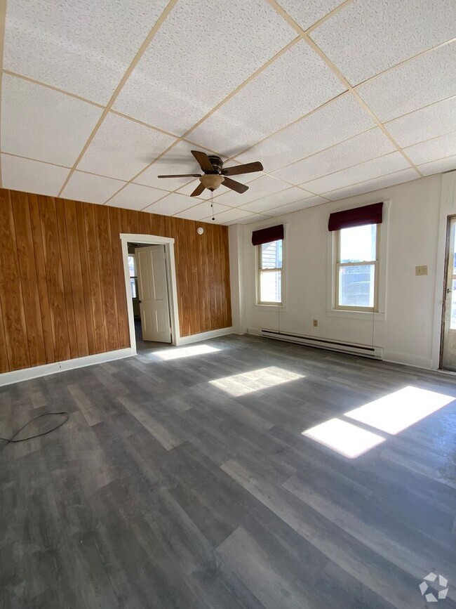 Building Photo - 37 Railroad Ave Unit 37 RAILROAD AVE. #1 Rental