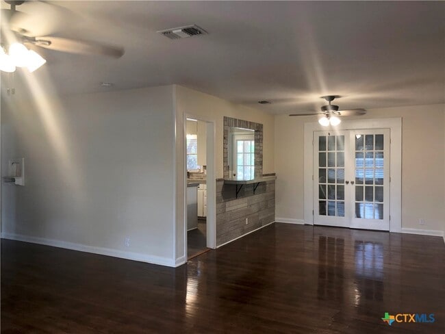 Photo - 1002 Hazelton St