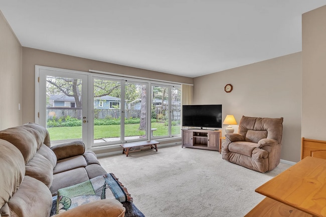 Photo - 1114 N Maple Rd