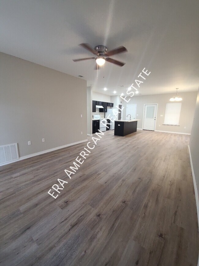 Photo - 711 Robinson Ave E