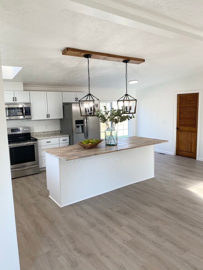 Photo - 5095 E R Ave