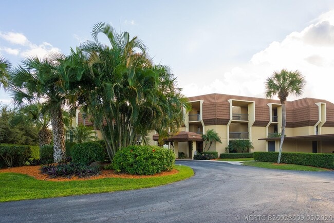 Building Photo - 5188 Woodland Lakes Dr Unit 335