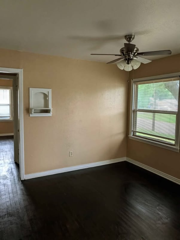 Photo - 717 Mickan St