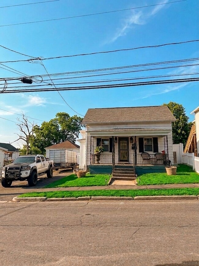 Building Photo - 169 E Pine St