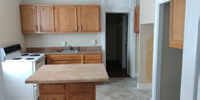 Kitchen - 602 Greenlawn Ave