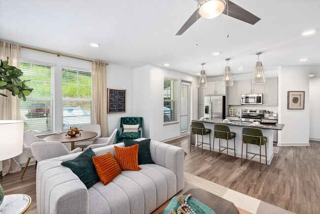 Cocina y sala de estar - Overture Tributary 55+ Active Adult Apartment Homes