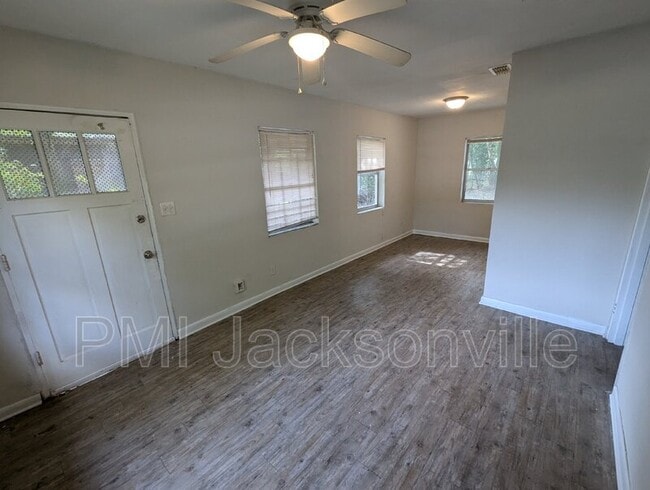 Photo - 1056 Detroit Cir W