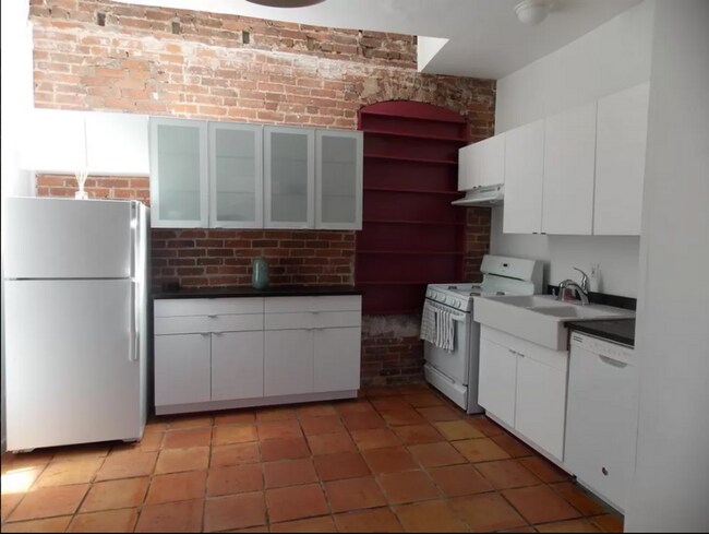 Photo - Furnished 1BR Suite in East Rock | Private Gated Garden | Cathedral Ceilings & Skylights Unidad 7