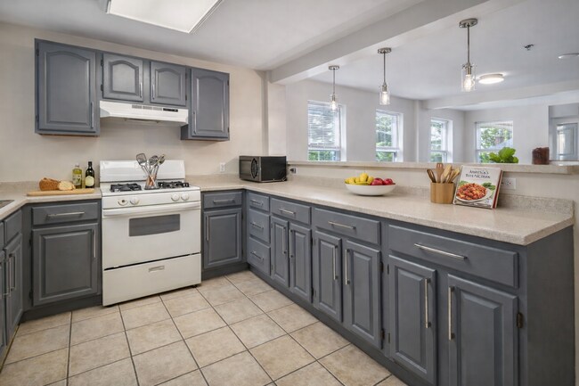 Building Photo - 213-215 Columbia St Unit Apt 2