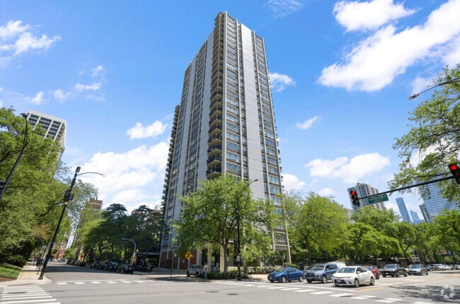 Building Photo - 1360 N Sandburg Terrace Unit 2004 Rental