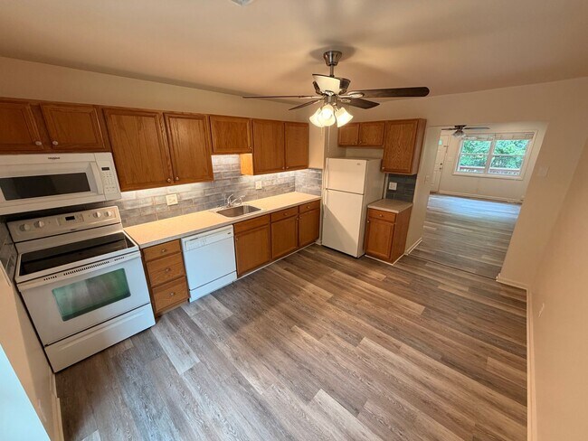 Photo - 2 Bedroom, 1 Bath, Spacious Apartment For Rent with Washer and Dryer Unit 83C