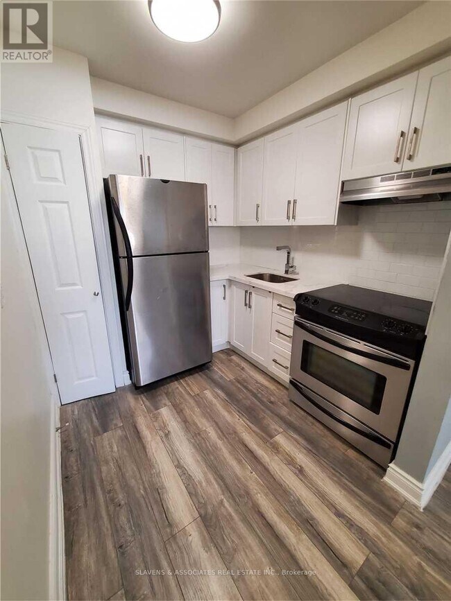 Photo - 19 Charlemagne Dr Unit Lower