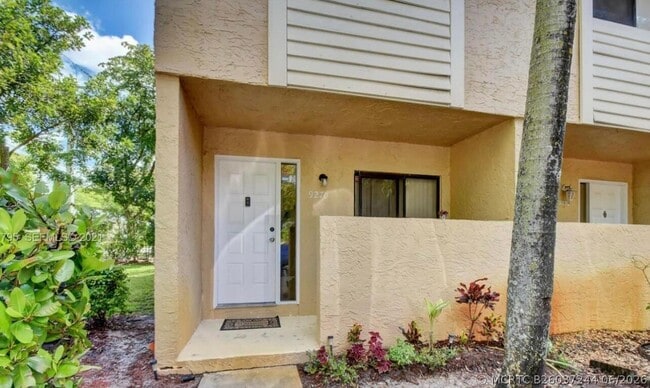 9270 NW 40th St