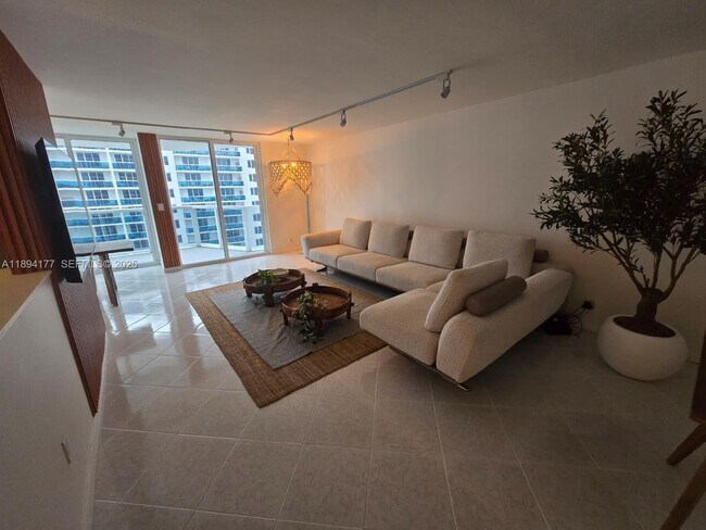 Building Photo - 2401 Collins Ave Unit 1406