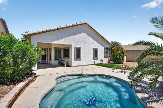 Building Photo - 4 Bed, 2 Bath Pool Home
