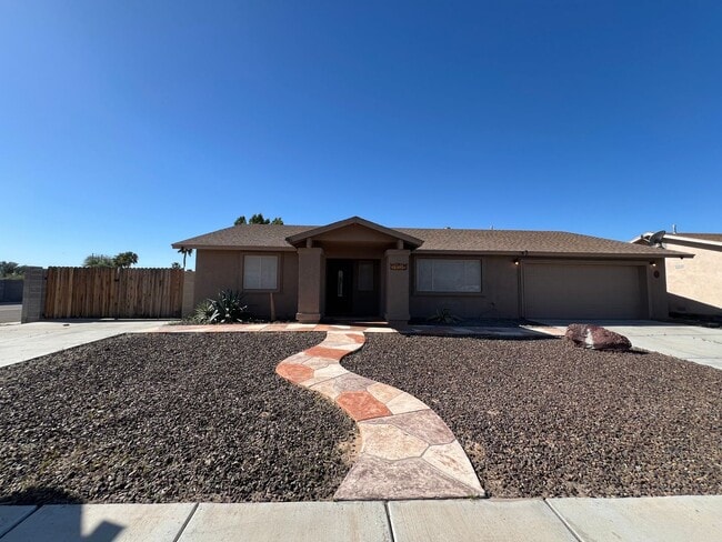 Building Photo - 4 BEDROOM POOL & SOLAR HOME!
