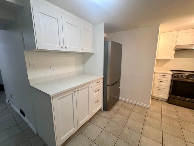 Photo - 3285 8th Av W