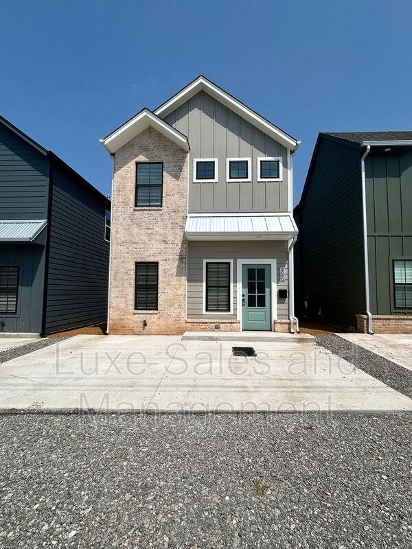 Building Photo - 608 W 2nd St