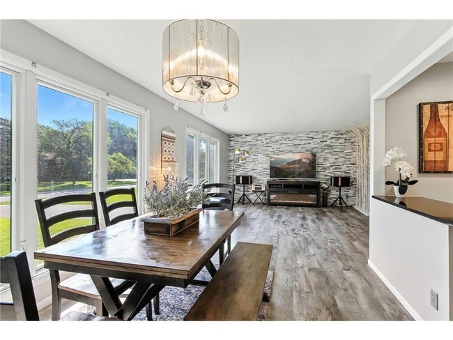 Photo - 455 Black Oaks Ln N