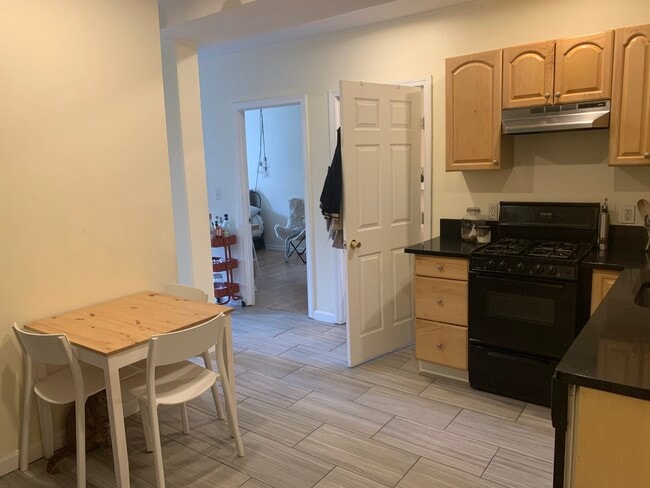 Photo - 220 Hanover St