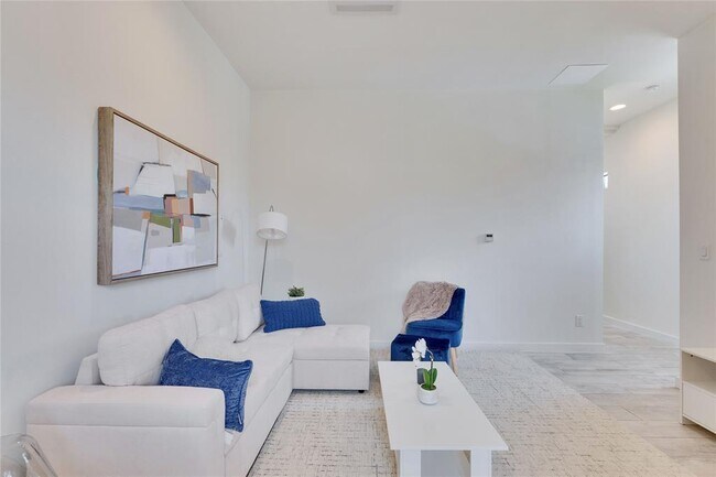 808 Lydia St