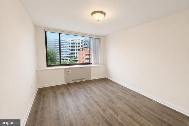 Building Photo - 1111 Arlington Blvd Unit 928