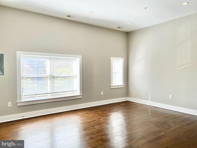 Photo - 1620 E St NE Unit 3