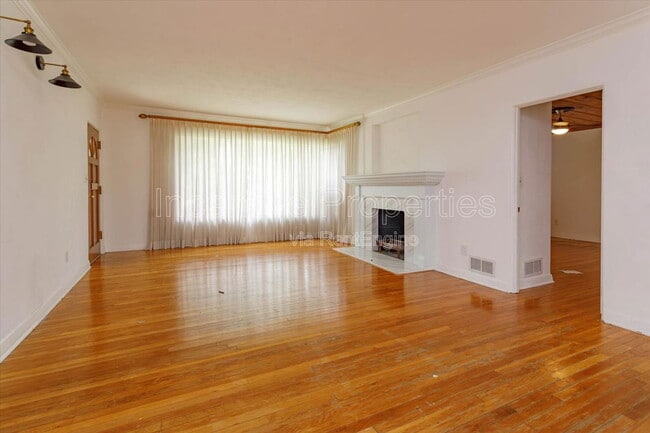 Photo - 1235 Ayrshire St