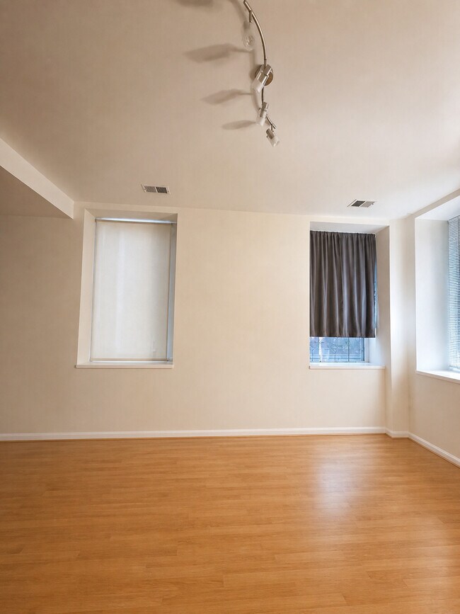 Unit 10 - 1901-1911 E Lombard St