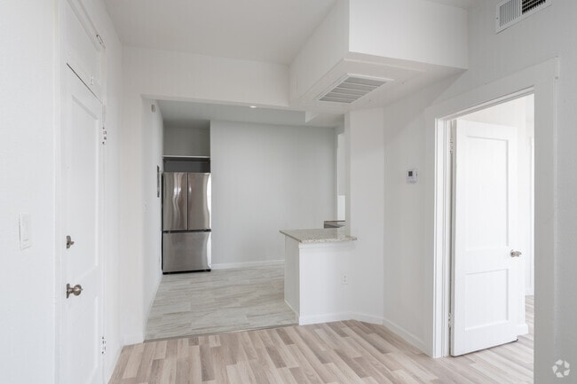 1BR, 1BA - 665SF - Living Room - Loma Apartments
