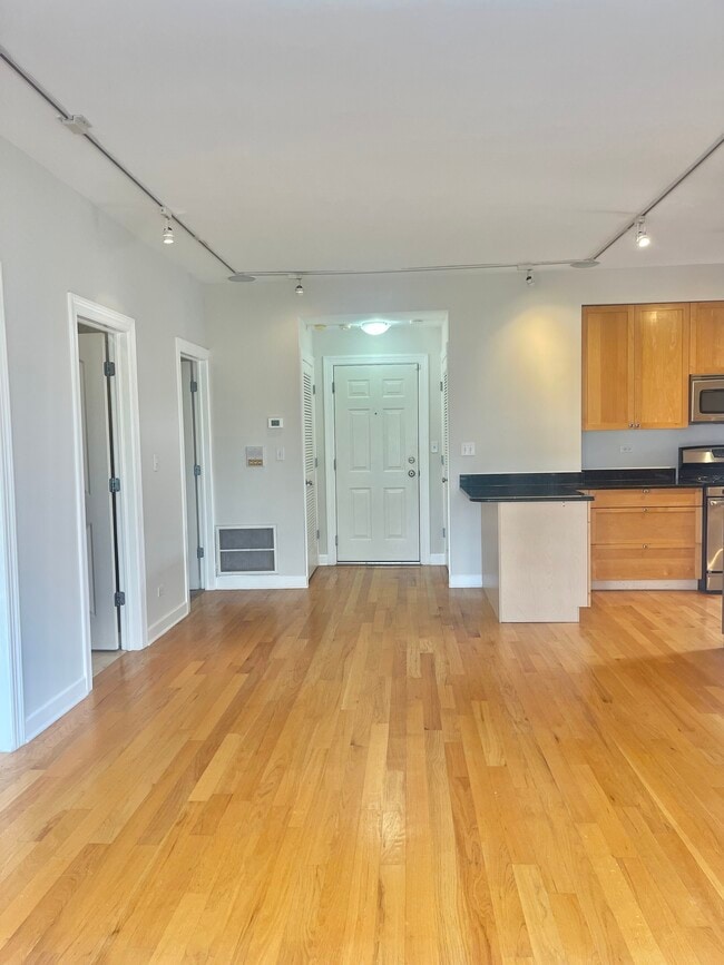 Photo - 837 E 52nd St Unit 3N