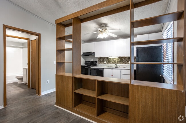 1BR, 1BA - 576SF - Kitchen