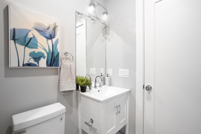 Photo - Washington Court (52 W)