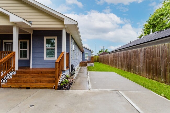 Photo - 110 Amundsen St