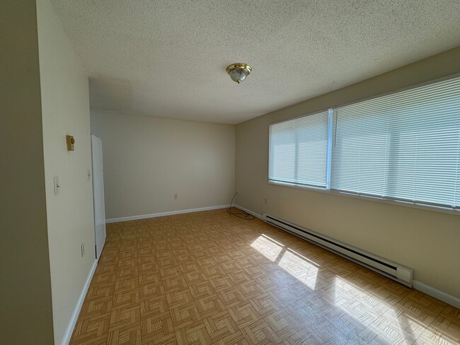 574 Long Ave Unit 572 Long Ave