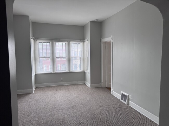 2454 W Diversey Ave