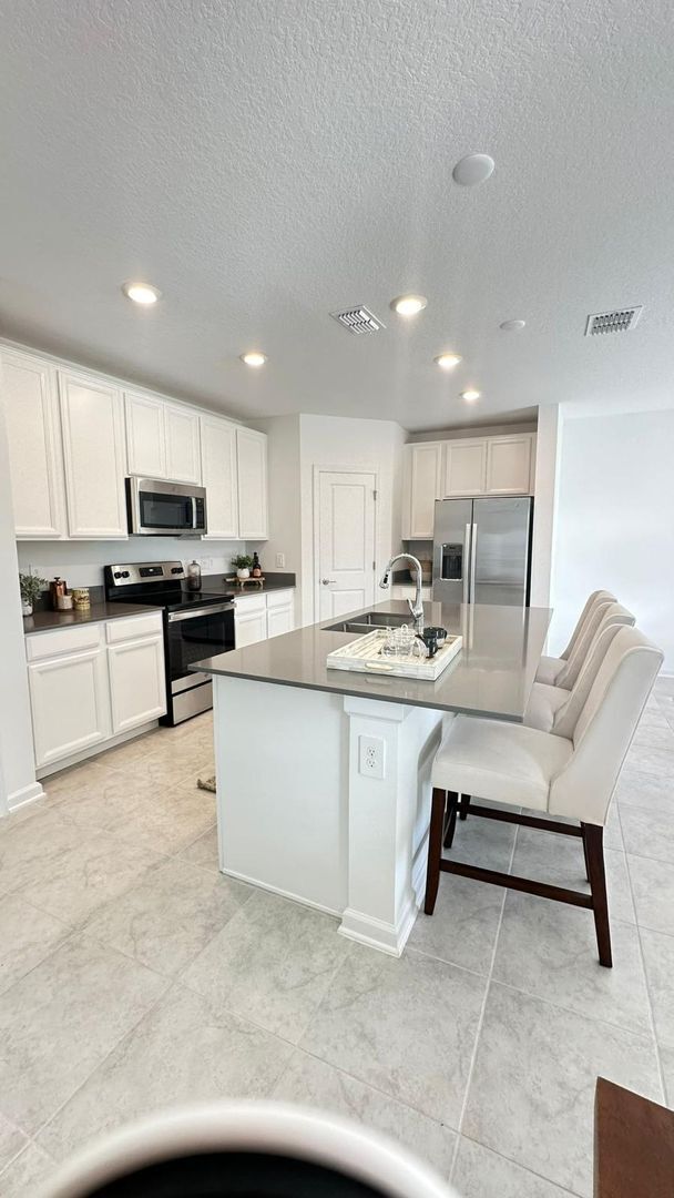 Photo - Bright & Open 4 Bed, 2 Bath Residence in Davenport!