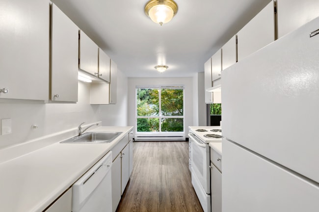 Building Photo - 12520 Roosevelt Way NE Rental
