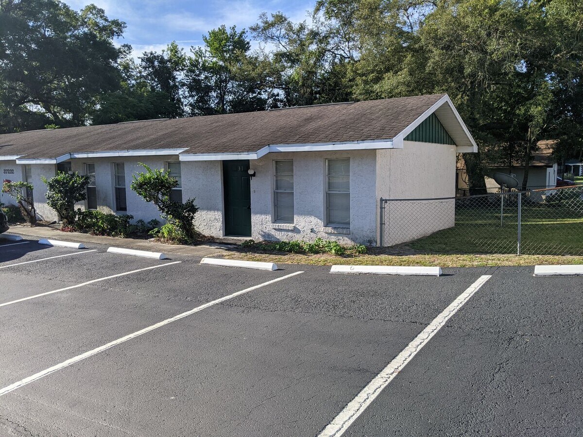 1 bedroom, 1 bathroom Apartment - washer & dryer in unit! Clinton Avenue Dade City - 1 bedroom, 1 bathroom Apartment - washer & dryer in unit! Clinton Avenue Dade City