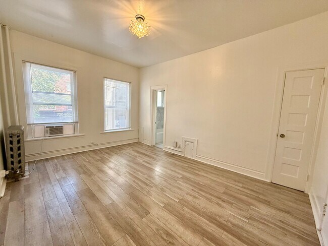 Spacious 1 Bed 1 Bath Denver Apartment in Capitol Hill! Available NOW!