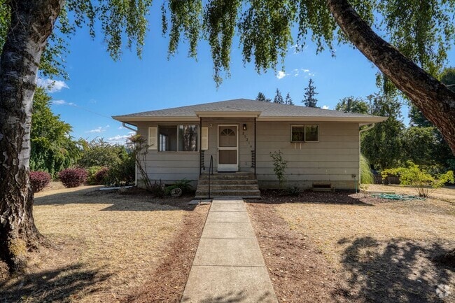 Building Photo - Wonderful 4 bedroom, 2 Bath on Oversized l... Rental