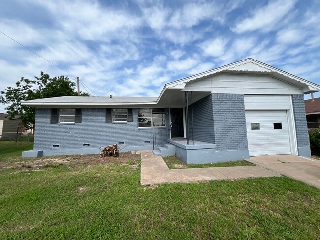 Building Photo - 3313 SW Salinas-COMING SOON! Rental
