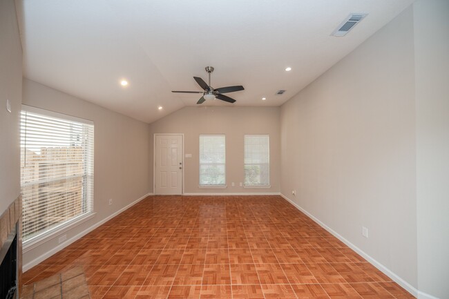 Photo - 121 Coffee Ln