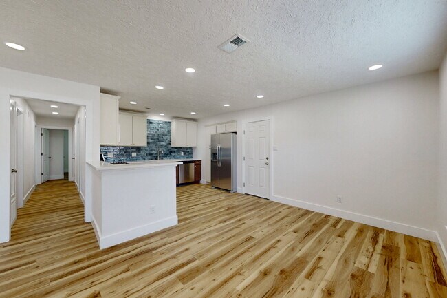3/2 Move-In Ready with Washer, Dryer, Refrigerator & Lawn Care Included!