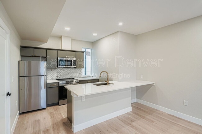 Building Photo - 2208 S Albion St