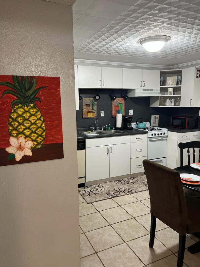 Kitchen - 2420 20th Ave