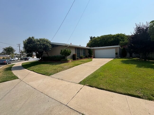 Building Photo - Charming 3-Bedroom Home for Rent in Serra ...